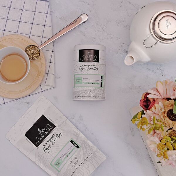 Rooibos verde. Filtro en tetera, hojas sueltas, taza con infusión.