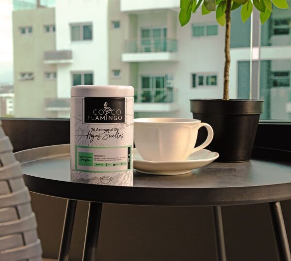 Rooibos verde. Envase 75g, en el balcón, infusión en la taza.